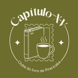 Logotipo do clube do livro "Capítulo XV" em branco, com ilustração de livro e xícara de café, fundo verde